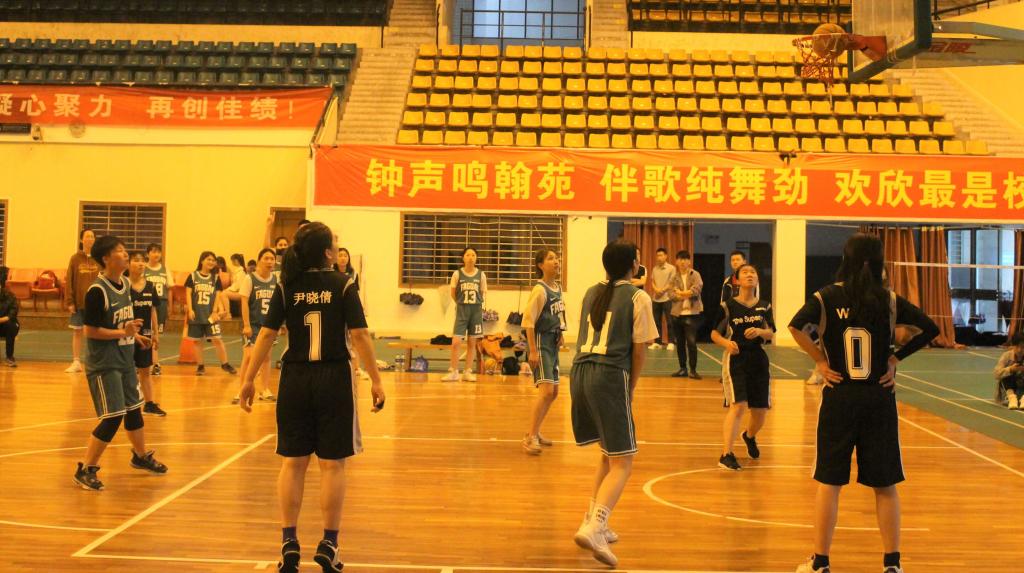 (图为 女篮比赛精彩瞬间 何静 摄)