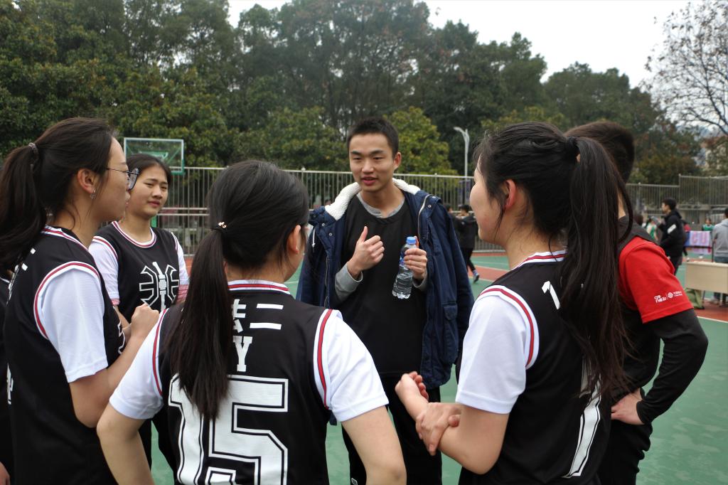 (图为 参赛队伍商讨战术 曾凯鸿 摄)