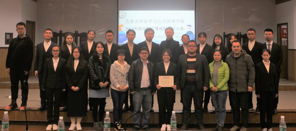 (图为 选手与评委合影 赵晨晞、邓芝亚 摄)