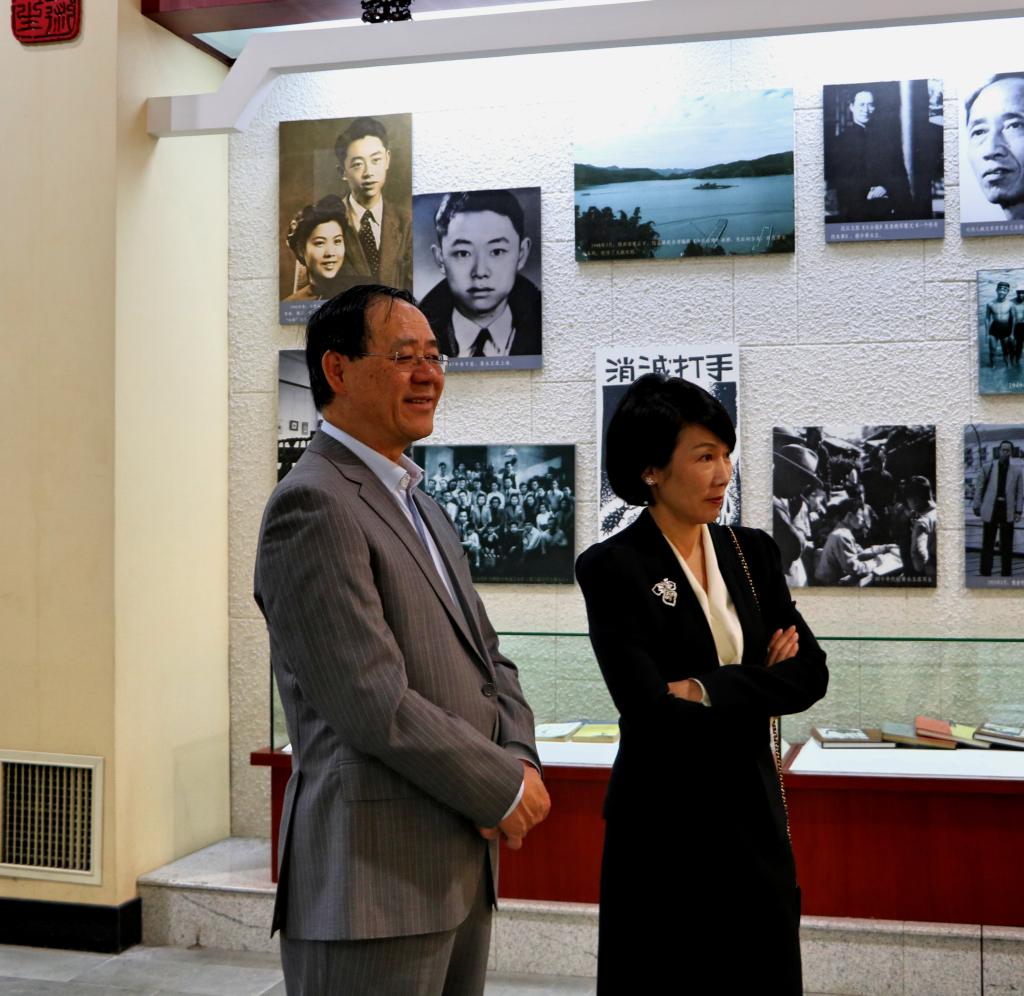 (图为 教授参观我校博物馆)