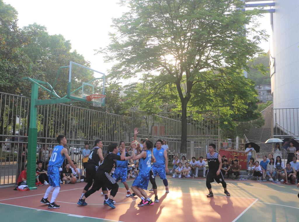 (图为 男篮比赛精彩瞬间 谭海脆 摄)