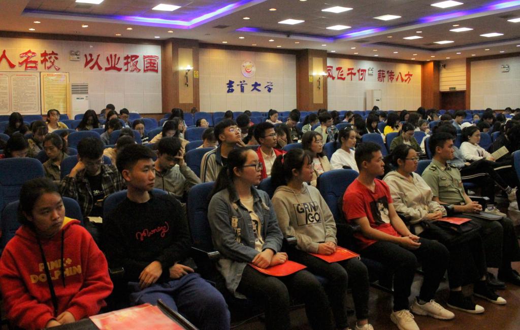 (图为 参会观众 单耀玲 摄)