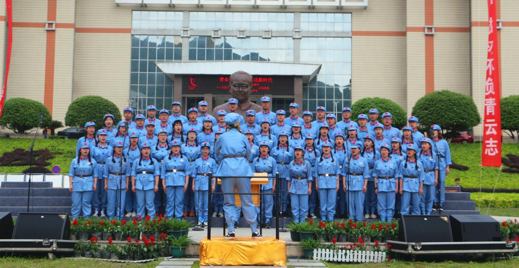 (图为 我院“法管之声”合唱团演唱 曾凯鸿 摄)