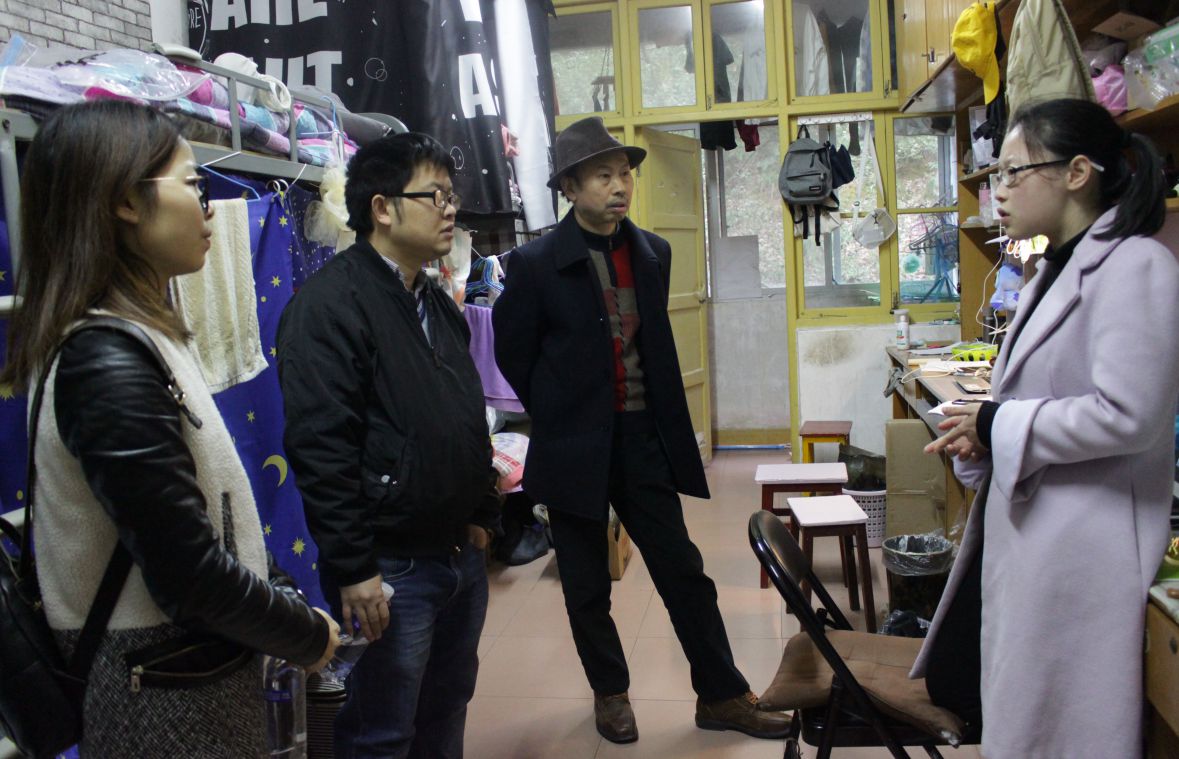 (图为领导一行在宿舍 龚轩 摄)