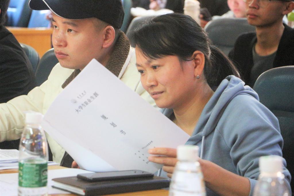 (图为评委老师查阅选手作品 冬格尔吉摄)