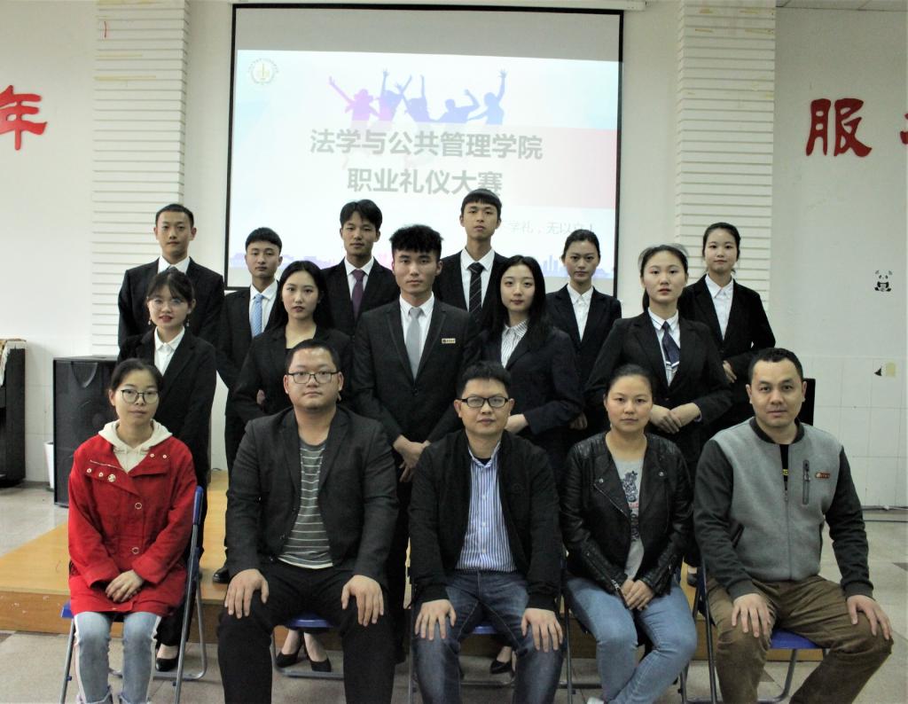 (图为 集体合影 谭海脆 摄)