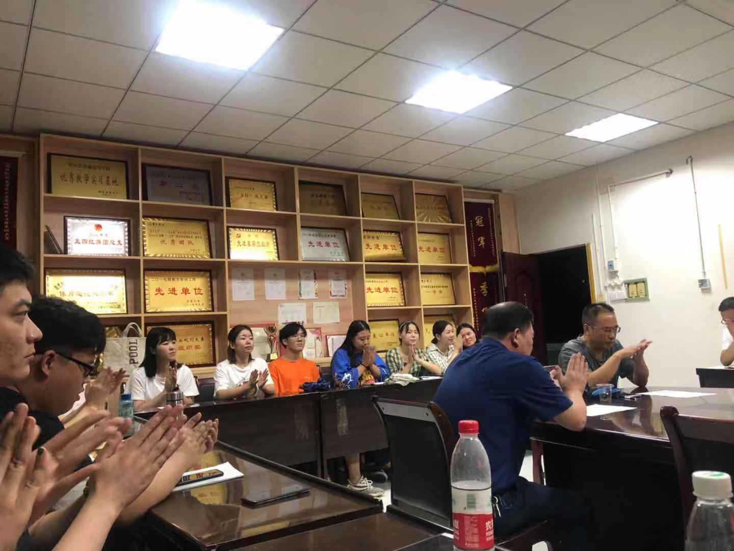 (图为 与会师生认真听讲 杨宇凌摄)