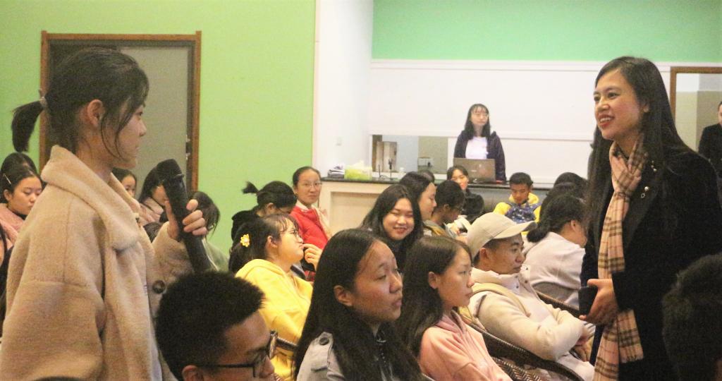 (图为观众互动 陈绪芳摄)