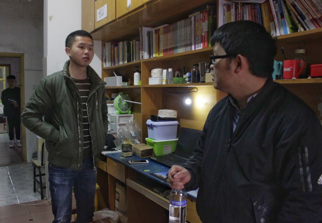 (图为领导慰问大四学生 龚轩 摄)